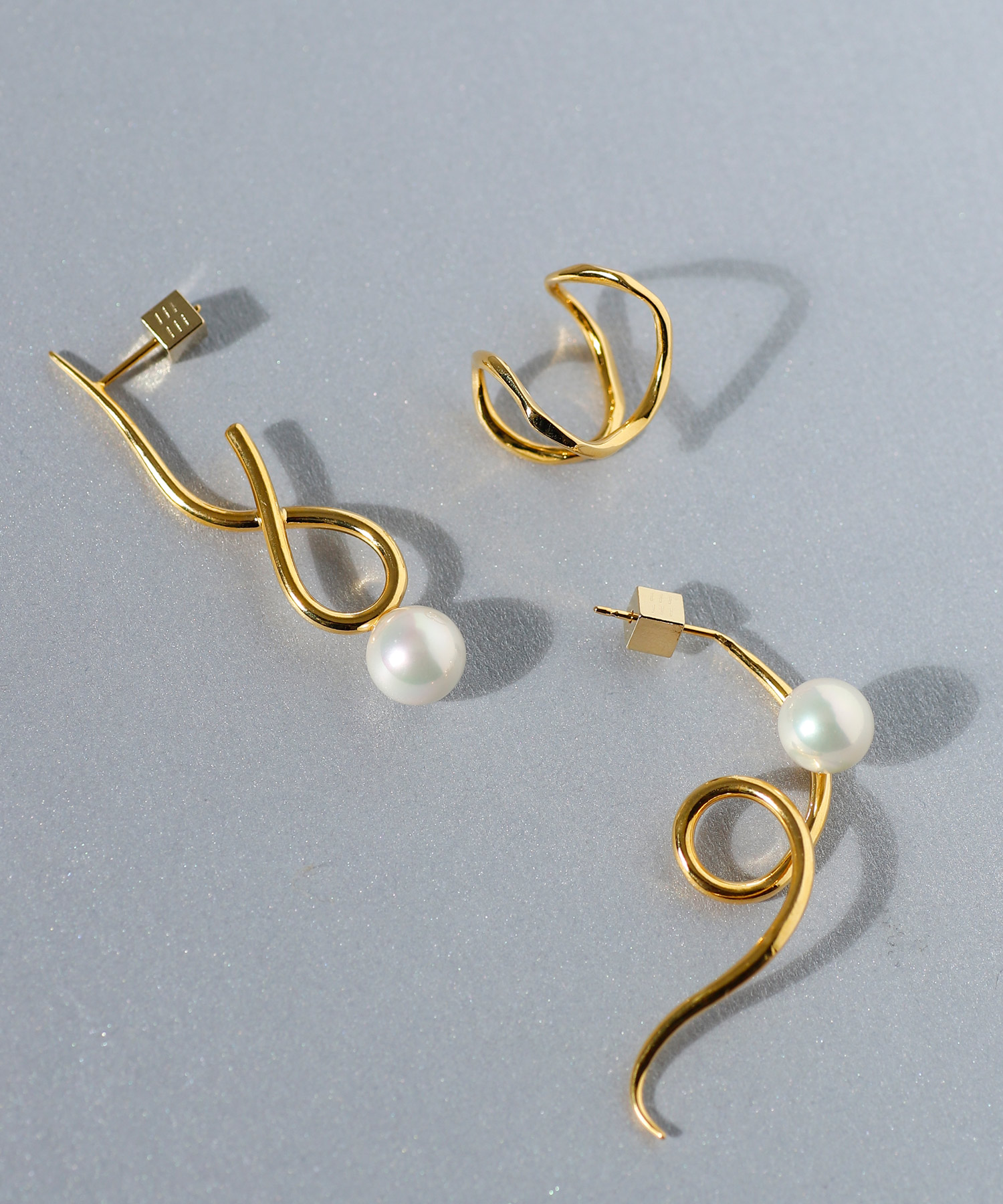 Pearl and nuance line set earrings
